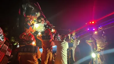 京昆高速两挂车相撞一驾驶员夫妻双双被困 武定消防紧急救援