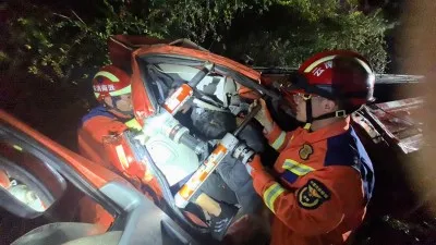 红河泸西：货车失控冲出路面1人被困 消防紧急救援