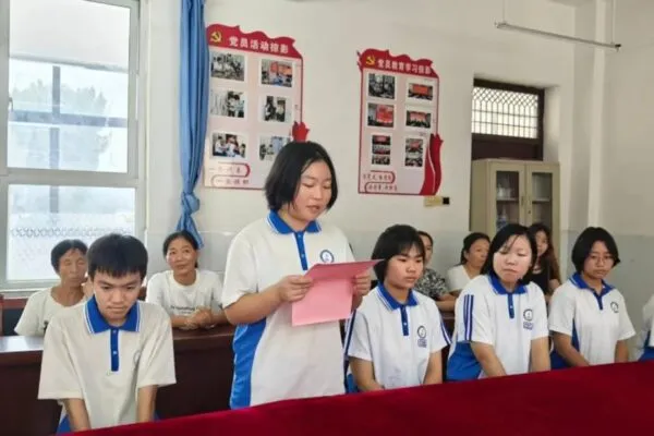 磁县关工委走进申庄中学举行家庭困难学生救助金发放仪式