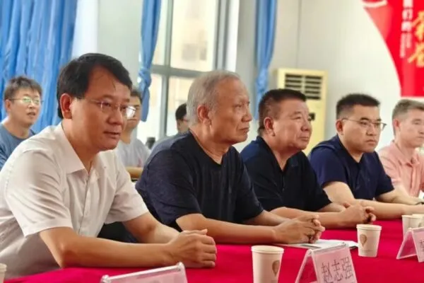 磁县关工委走进申庄中学举行家庭困难学生救助金发放仪式