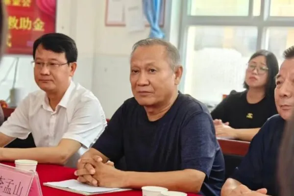 磁县关工委走进申庄中学举行家庭困难学生救助金发放仪式