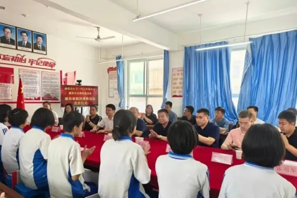磁县关工委走进申庄中学举行家庭困难学生救助金发放仪式