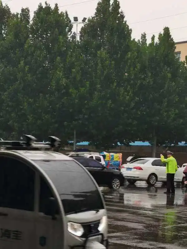 临漳交警“风雨无阻,砥砺前行!”