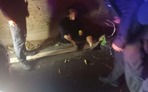 老人外出脚痛独坐路边 民警冒雨寻找2小时找回