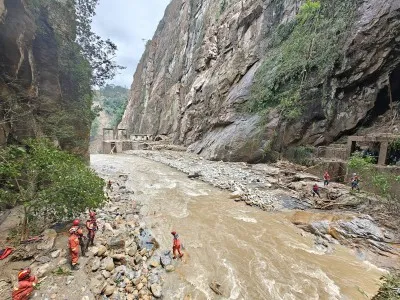 云南红河:强降雨致突发泥石流信号中断 消防员3天2夜深山搜救4名被困人员