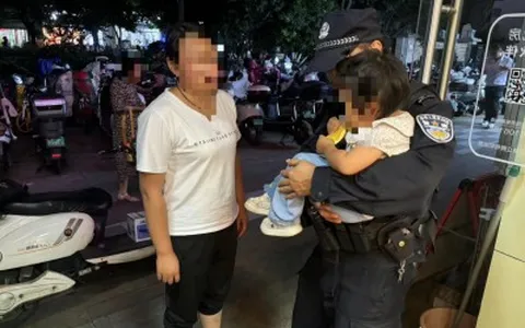 2岁萌娃走失独坐路边  警民联手帮忙找家长