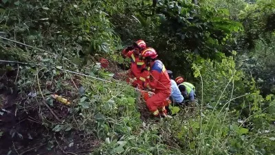 云南江城:越野车翻下50米山坡 消防紧急施救