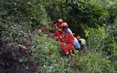云南江城：越野车翻下50米山坡  消防紧急施救