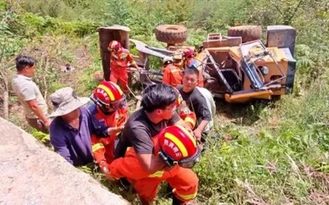 装载机“翻出”公路 剑川消防紧急救援