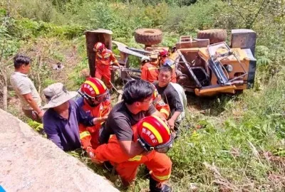 装载机“翻出”公路 剑川消防紧急救援