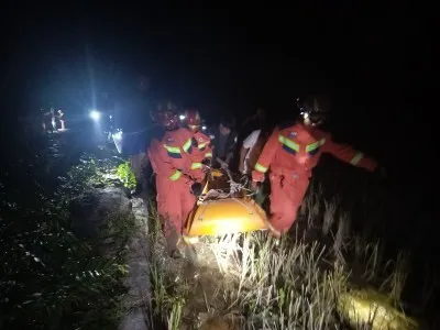 文山广南:男子“摘马蜂”跌落陡坡 消防救援人员“跋山涉水”成功救援