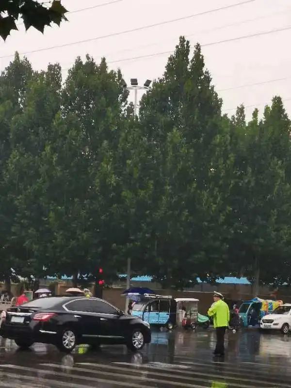 临漳交警“风雨无阻,砥砺前行!”