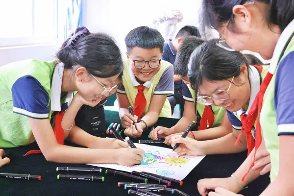 开学季新篇章:阳光新能源三所智慧教室落成 六校共襄盛举 开学季新篇章:阳光新能源三所智慧教室落成 六校共襄盛举