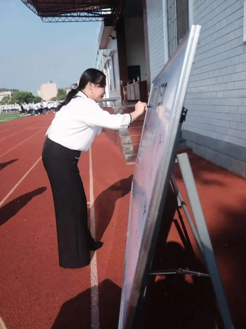 园丁遍栽桃李树 学子逐梦新学期||湘潭市第三中学举行2024年秋季开学典礼暨第40个教师节庆祝表彰大会 园丁遍栽桃李树 学子逐梦新学期||湘潭市第三中学举行2024年秋季开学典礼暨第40个教师节庆祝表彰大会