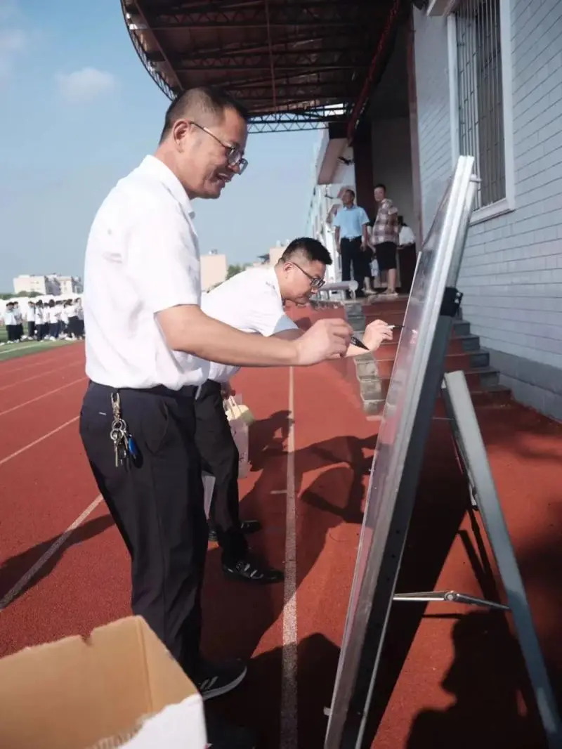 园丁遍栽桃李树 学子逐梦新学期||湘潭市第三中学举行2024年秋季开学典礼暨第40个教师节庆祝表彰大会 园丁遍栽桃李树 学子逐梦新学期||湘潭市第三中学举行2024年秋季开学典礼暨第40个教师节庆祝表彰大会