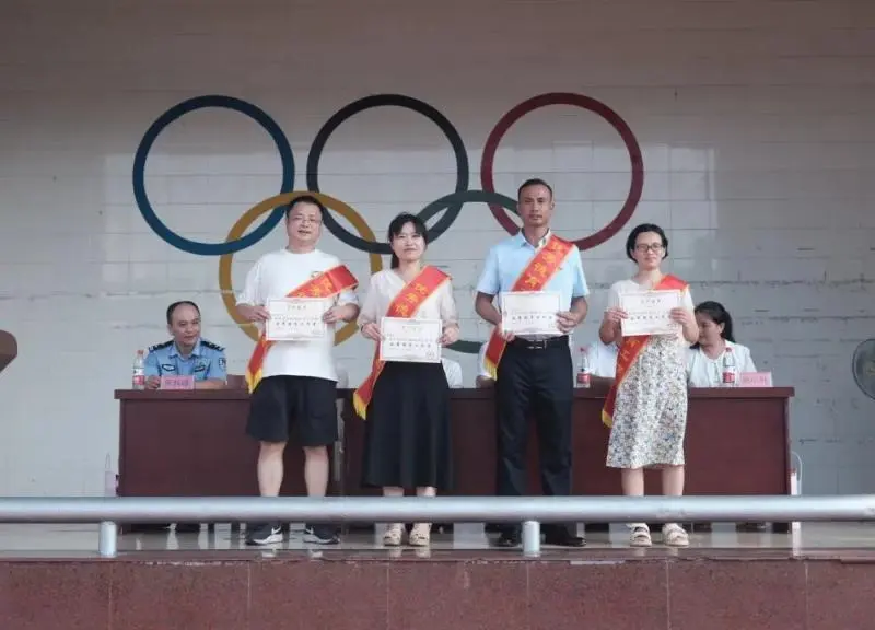 园丁遍栽桃李树 学子逐梦新学期||湘潭市第三中学举行2024年秋季开学典礼暨第40个教师节庆祝表彰大会 园丁遍栽桃李树 学子逐梦新学期||湘潭市第三中学举行2024年秋季开学典礼暨第40个教师节庆祝表彰大会