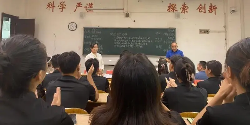 以“心”迎新 共赴诗与远方// 湘潭市第三中学携手湖南科技大学体育学院共绘实习新篇章 以“心”迎新 共赴诗与远方// 湘潭市第三中学携手湖南科技大学体育学院共绘实习新篇章