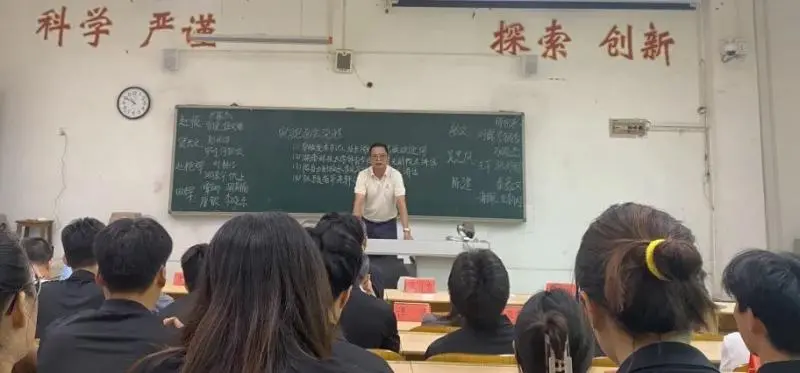 以“心”迎新 共赴诗与远方// 湘潭市第三中学携手湖南科技大学体育学院共绘实习新篇章 以“心”迎新 共赴诗与远方// 湘潭市第三中学携手湖南科技大学体育学院共绘实习新篇章