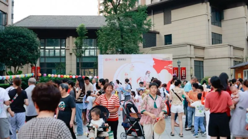 中秋游园会热闹非凡,成都银行钟灵路支行携手居民共度佳节 中秋游园会热闹非凡,成都银行钟灵路支行携手居民共度佳节