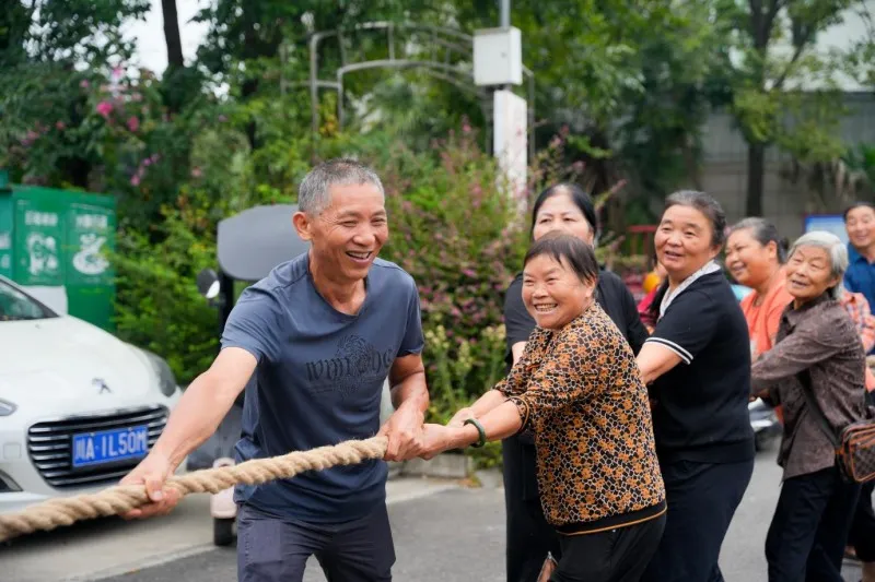 欢声笑语庆国庆，成都银行蒲江支行社区嘉年华活动热闹非凡