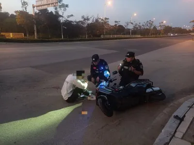 快递员骑车摔倒受伤严重 特警及时开展现场救助