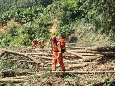 云南红河:强降雨致突发泥石流信号中断 消防员3天2夜深山搜救4名被困人员
