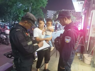 2岁萌娃走失独坐路边 警民联手帮忙找家长