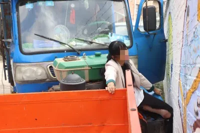 马关:小货车半坡伤人 妇女夹缝中求生
