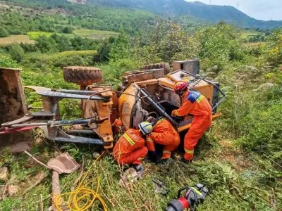 装载机“翻出”公路 剑川消防紧急救援
