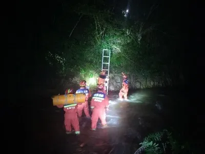 文山广南:男子“摘马蜂”跌落陡坡 消防救援人员“跋山涉水”成功救援