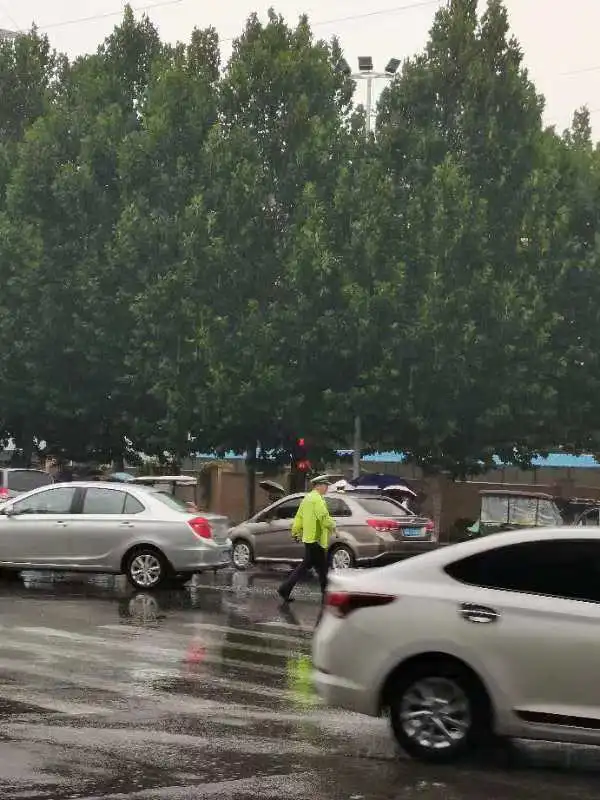 临漳交警“风雨无阻,砥砺前行!”