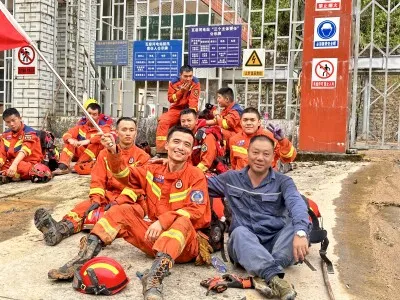 云南红河:强降雨致突发泥石流信号中断 消防员3天2夜深山搜救4名被困人员