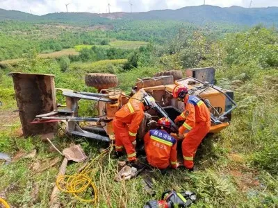 装载机“翻出”公路 剑川消防紧急救援