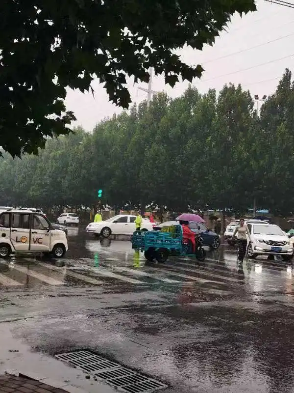 临漳交警“风雨无阻,砥砺前行!”