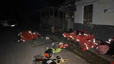 云南红河:强降雨致突发泥石流信号中断 消防员3天2夜深山搜救4名被困人员