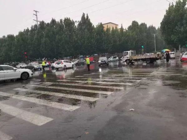 临漳交警“风雨无阻,砥砺前行!”