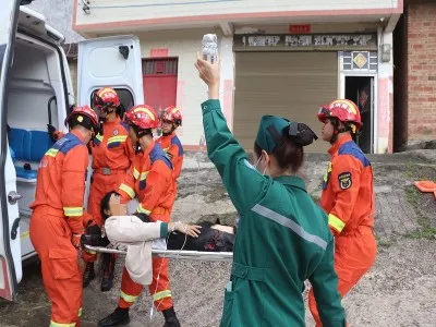 马关:小货车半坡伤人 妇女夹缝中求生