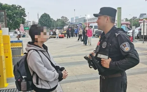 外籍游客兑换人民币遇困难 特警热心帮忙疏解获感谢