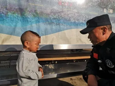 姐姐带弟弟致3岁弟弟走失 特警暖心帮助寻找家人