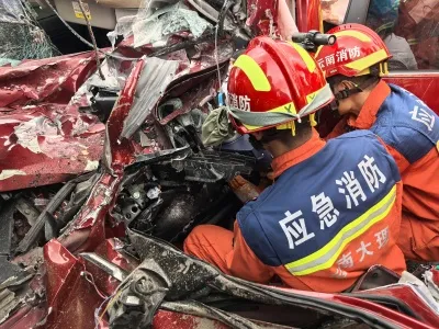 两车高速相撞 轿车司机被困,祥云消防紧急救援