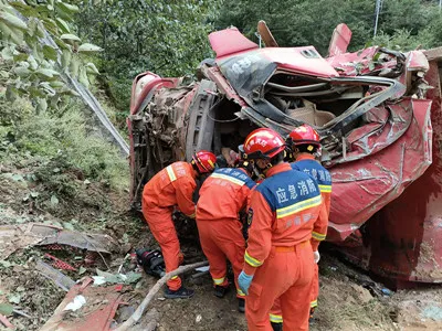 突发车祸人员被困 丽江消防紧急救援