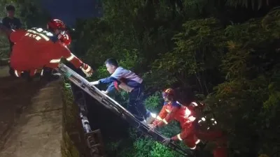 小孩掉入深沟 “蓝朋友”暖心救助