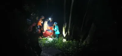 大理漾濞:六旬老人不慎跌落桥墩下 消防员脱下救援服为其避雨暖心救援