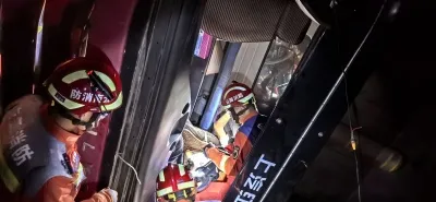 货车侧翻司机被困 大理宾川消防紧急救援