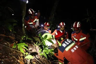 云南镇沅:夜间驾车不慎翻下山沟人员受困 消防紧急救助