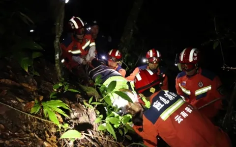 云南镇沅：夜间驾车不慎翻下山沟,人员受困  消防紧急救助