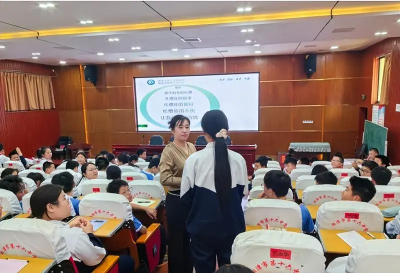 共建共治共享,同心健心安心 ——湘潭市十六中开展世界精神卫生日主题讲座 共建共治共享,同心健心安心 ——湘潭市十六中开展世界精神卫生日主题讲座