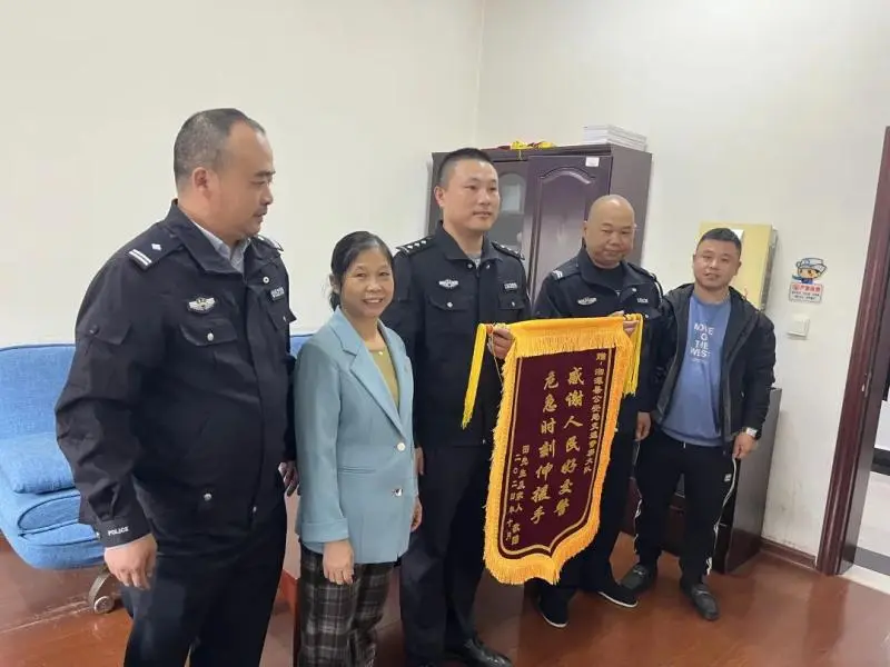 与死神赛跑，拥堵车流中开辟生命通道