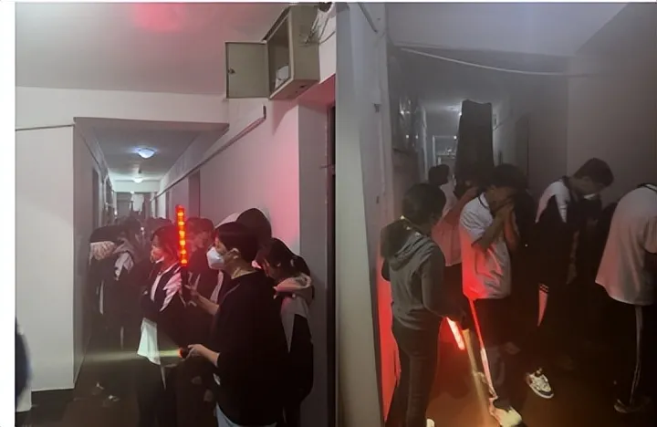 夜间消防要上心，校园安全我先行 ——湘潭市二中2024年下学期学生宿舍夜间消防疏散演练