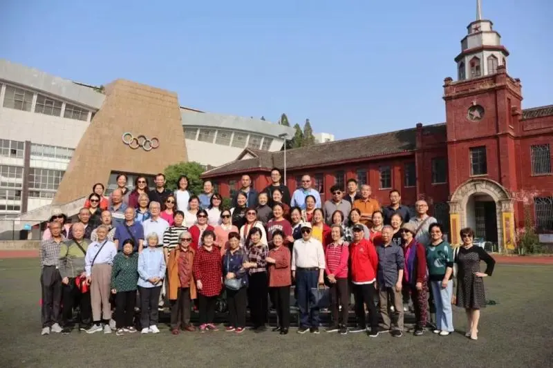 爱在金秋,情暖重阳——湘潭市第一中举行退休教师重阳节庆祝活动 爱在金秋,情暖重阳——湘潭市第一中举行退休教师重阳节庆祝活动